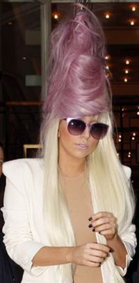 Lady GaGa poarta mese mov peste extensiile de par blond platinat!