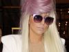 Lady GaGa poarta mese mov peste extensiile de par blond platinat!