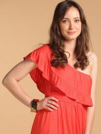 In copilarie, Sabina Posea, protagonista din “Aniela”, recita poezii in fata unei tufe din gradina!