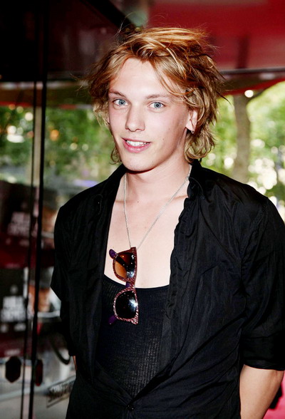 Jamie Campbell Bower a glumit cand a apus ca el si inca doi actori vor aparea dezbracati in „New Moon”!