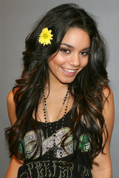 Vanessa Hudgens comenteaza tinutele purtate de Lady GaGa si recunoaste ca o divinizeaza pe Celine Dion!