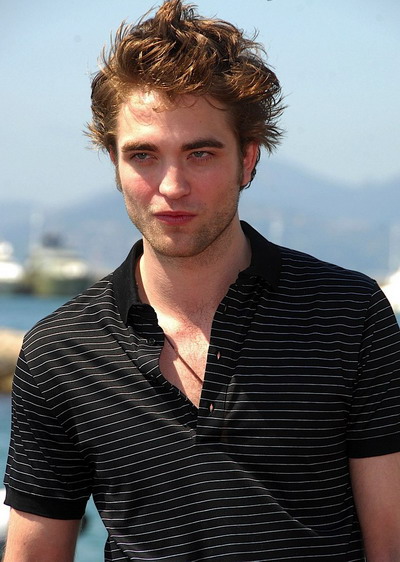 Robert Pattinson prefera femeile cu abdomenul lucrat