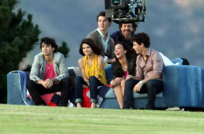 Jonas Brothers, Miley Cyrus, Demi Lovato, Selena Gomez si alte vedete – lanseaza oficial melodia "Send It On"!