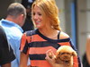 Blake Lively, Serena din "Gossip Girl", isi asorteaza culoarea parului cu... a catelusei pe care o plimba cu ea!