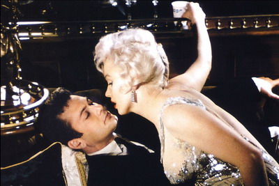 Tony Curtis pretinde ca Marilyn Monroe a ramas insarcinata cu el in timpul filmarilor de la "Unora le place Jazz-ul"!