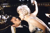 Tony Curtis pretinde ca Marilyn Monroe a ramas insarcinata cu el in timpul filmarilor de la "Unora le place Jazz-ul"!