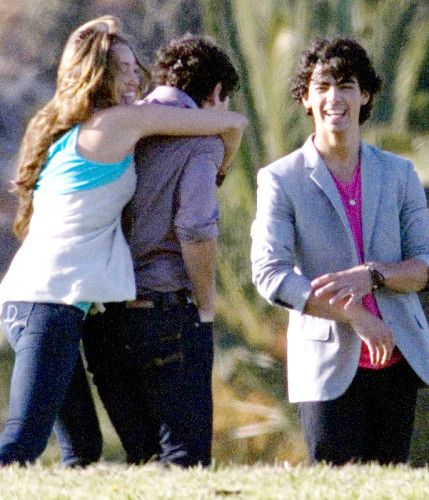 Jonas Brothers Miley Cyrus Demi Lovato Selena Gomez si alte vedete 