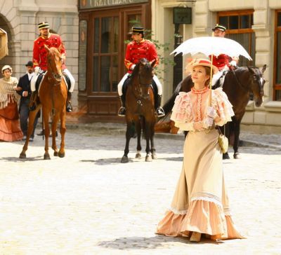 Loredana si Adela Popescu interpreteaza melodia de generic a primului serial romanesc de epoca - “Aniela” FOTO!
