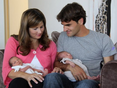 Roger Federer isi arata gemenele pe Facebook!