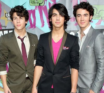 Jonas Brothers, specialisti in “stricarea” nuntilor