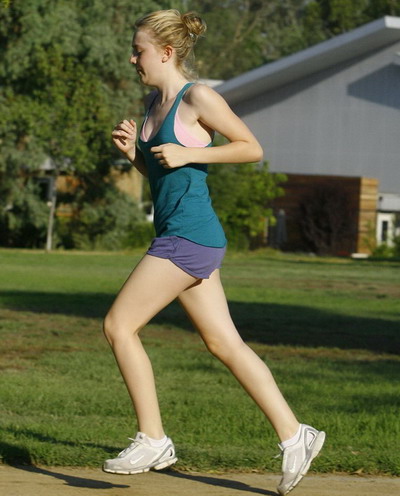 Dakota Fanning, la jogging prin parc!