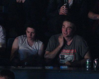 Robert Pattinson si Kristen Stewart au fost surprinsi sarutandu-se la un concert!