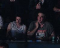 Robert Pattinson si Kristen Stewart au fost surprinsi sarutandu-se la un concert!