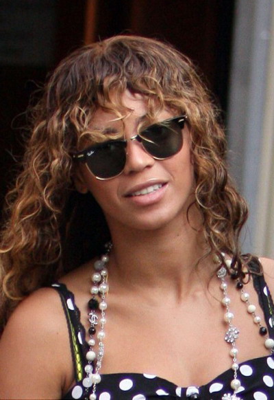 Beyonce se inspira din anii ’80 si apare cu o noua coafura, purtandu-si parul aparent umed!