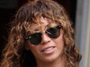 Beyonce se inspira din anii ’80 si apare cu o noua coafura, purtandu-si parul aparent umed!