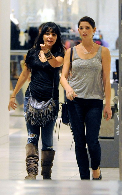 Vanessa Hudgens si Ashley Greene sunt prietene si merg impreuna la shopping in Vancouver!