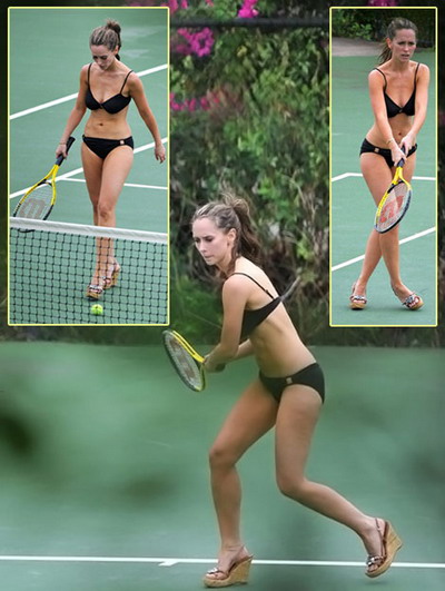 Jennifer Love Hewitt joaca tenis purtand costum de baie si sandale cu platforme!