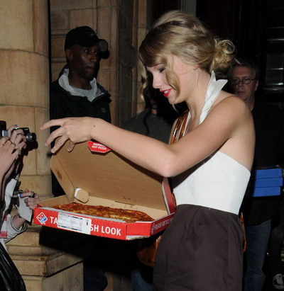 Taylor Swift isi trateaza fanii cu pizza!