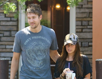 Ashley Tisdale abia ii ajunge la umar iubitului ei! FOTO