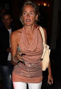 Sharon Stone a facut plaja cu ochelarii de soare, iar acum are ochii de "ursulet Panda”!