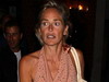 Sharon Stone a facut plaja cu ochelarii de soare, iar acum are ochii de "ursulet Panda”!