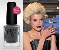 Poarta unghii scurte, patrate, de culoare gri mat – daca iti place trendul promovat de Agyness Deyn!