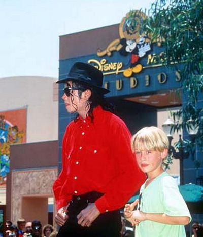 Macaulay Culkin ar putea fi tatal real al lui Blanket, baietelul lui Michael Jackson!