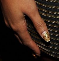 Ati ghicit: vedeta care a ales auriu metalic pentru unghii este Beyonce!