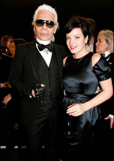 Lily Allen promoveaza gentile Chanel si se pozeaza alaturi de Karl Lagerfeld