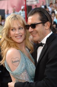 Antonio Banderas o sprijina cat poate pe Melanie Griffith, internata pentru a treia oara intr-o clinica de reabilitare!