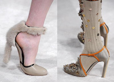 Culori neutre si pantofi purtati cu sosete, moda toamnei 2009 de la Miu Miu! FOTO