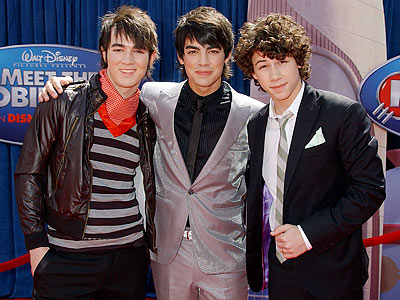 Joe si Nick Jonas, cavaleri de onoare la nunta fratelui lor!