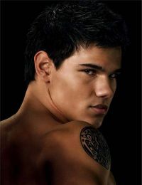 Taylor Lautner s-a hotarat: nu isi va face niciodata un tatuaj permanent!