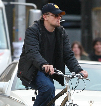 Leonardo DiCaprio fumeaza si cand merge cu bicicleta!