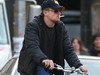 Leonardo DiCaprio fumeaza si cand merge cu bicicleta!