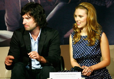 Scarlett Johansson isi ia in serios cariera de… cantareata, lansand un album impreuna cu Pete Yorn!
