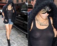 Rihanna, cu piercing-ul din sfarcul drept la vedere