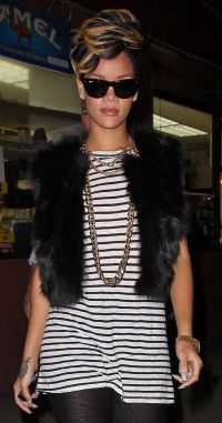 Rihanna si-a facut suvite blonde! FOTO