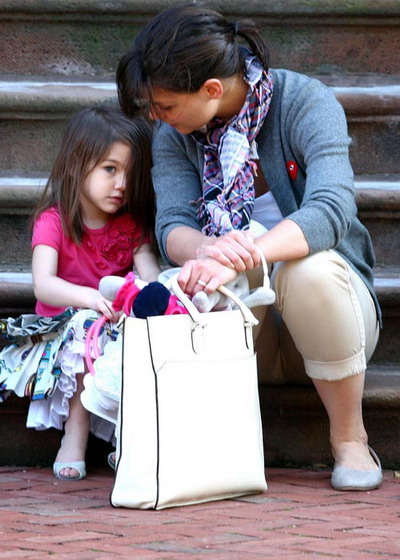 Katie Holmes se plimba pe strazile din Boston impreuna cu miniatura ei, Suri - GALERIE FOTO!