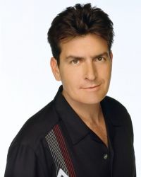 Charlie Sheen isi construieste propriul teren de baseball