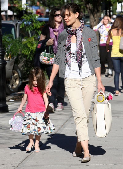 Ati ghicit! Piciorusele incaltate cu pantofiori eleganti cu tocuri sunt ale lui Suri Cruise!