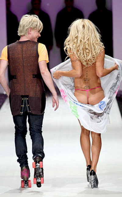 Ati ghicit! Blonda care si-a aratat fundul pe podium la prezentarea colectiei unui designer faimos este Pamela Anderson!
