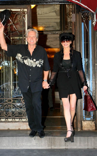 Michael Douglas si Catherine Zeta Jones si-au sarbatorit ziua de nastere cu o cina romantica!