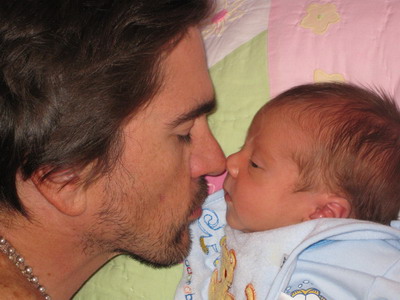 Juanes a postat pe internet prima imagine cu fiul sau, Dante!