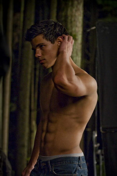 Taylor Lautner se simte intimidat de persoanele care ii admira abdomenul lucrat la sala!