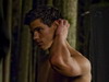 Taylor Lautner se simte intimidat de persoanele care ii admira abdomenul lucrat la sala!