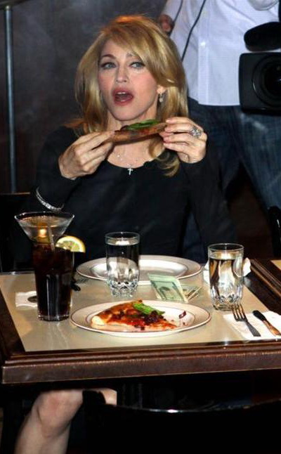 Madonna a uitat de regim: a mancat pizza si a baut Martini! FOTO!