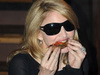 Madonna a uitat de regim: a mancat pizza si a baut Martini! FOTO!