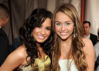 Miley Cyrus si Demi Lovato se implica in lupta impotriva cancerului!