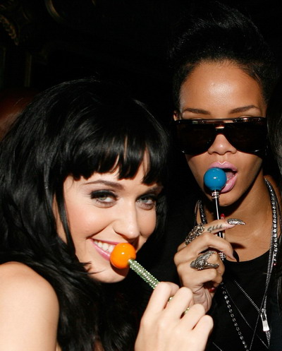 Rihanna si Katy Perry sunt prietene, dar au stiluri diferite. Pe care o preferi? GALERIE FOTO!